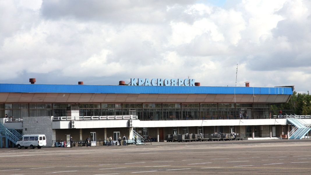 Самолет «КрасАвиа» вернулся в Красноярск из-за неисправности