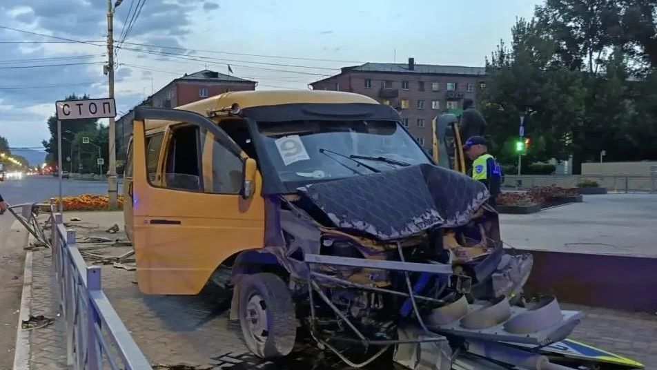 После наезда маршрутки на пешеходов в Туве в больнице скончалась женщина