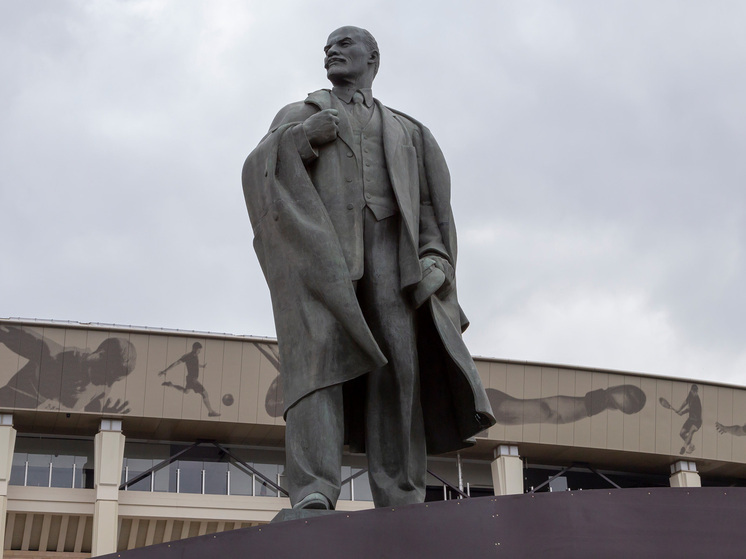 Ленина убрали из газет, Сталина заблюрили: как новый закон ударил по КПРФ