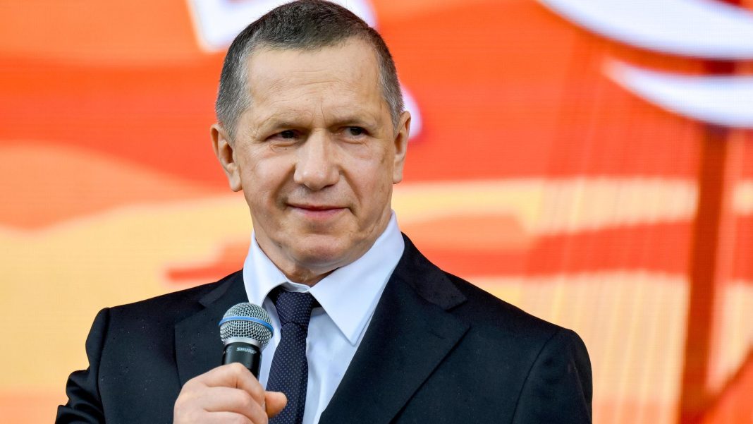 Стоимость авиабилетов на Дальний Восток обсуждали с Путиным, заявил Трутнев