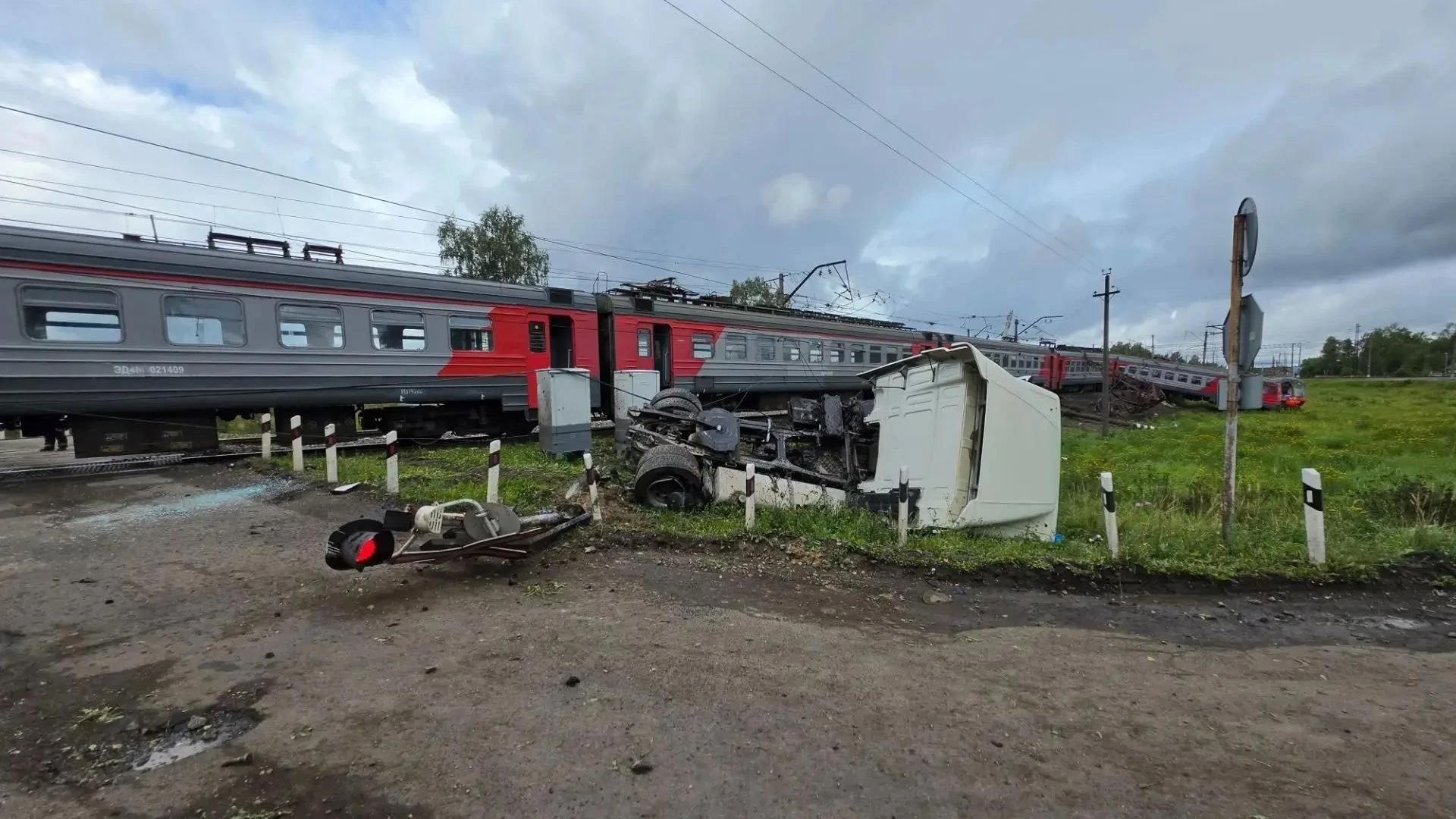Последствия столкновения электрички с грузовиком во Владимирской области