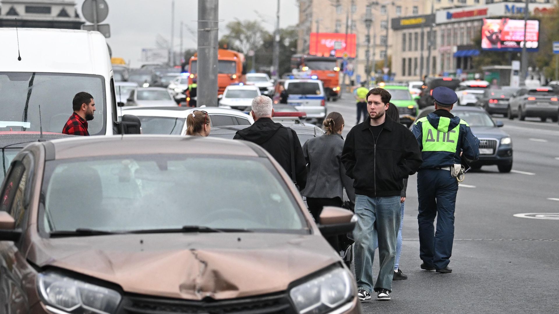 Обстановка на Кутузовском проспекте в Москве, где произошла авария с участием трех автомобилей