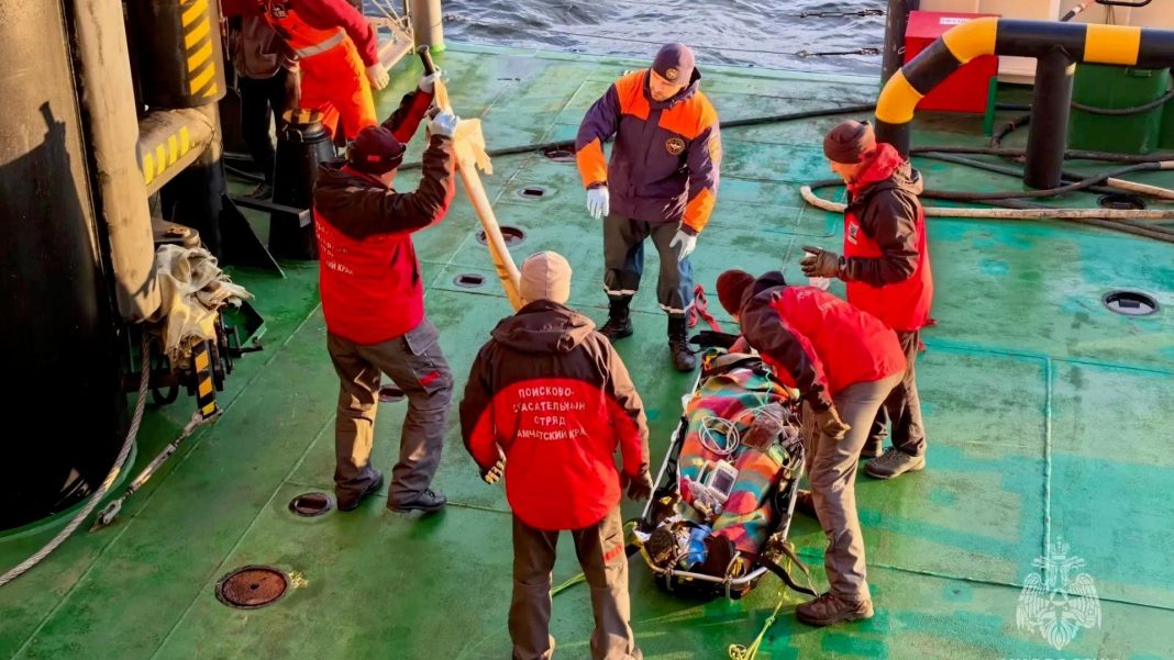 Спасательное судно прибыло к месту пожара на «Триумфе» для поиска пропавших