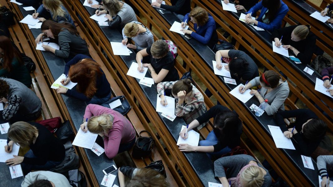 Рособрнадзор объявил предостережения трем вузам