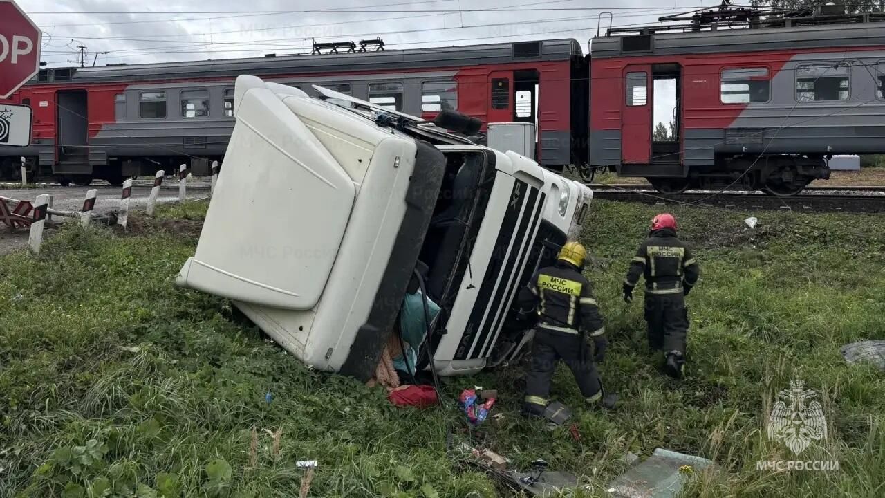 Последствия столкновения электрички с грузовиком во Владимирской области