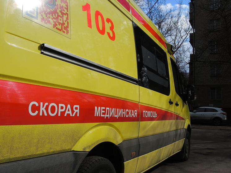 Осколки дрона ранили мужчину на остановке в российском городе