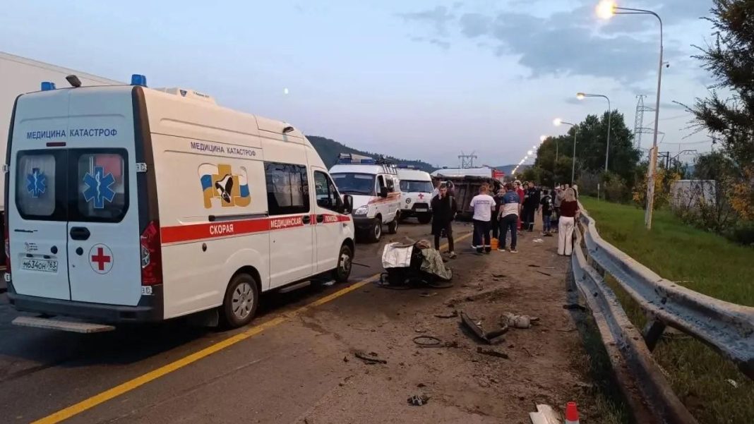 В Самарской области маршрутка опрокинулась на трассе, пострадали 16 человек