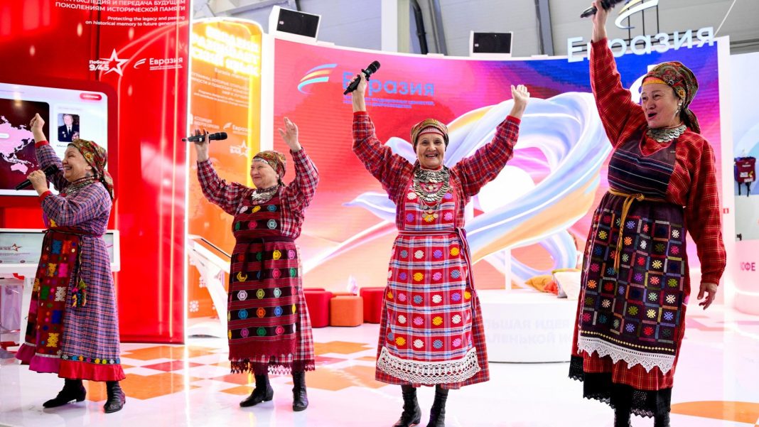 «Бурановские бабушки» спели «Катюшу» с гостями фестиваля молодежи