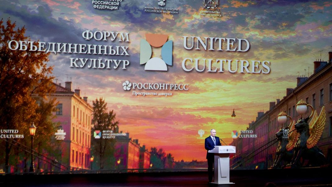 Путин заявил о подготовке стратегий развития архивной и театральной сфер