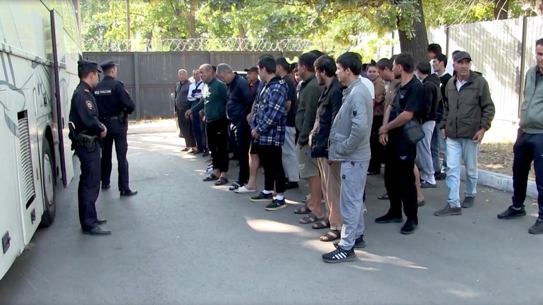 В Саратове задержали туристический автобус с 28 нелегальными мигрантами