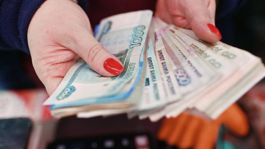 Путин запретил вывоз наличных рублей юрлицам и ИП из России в три страны