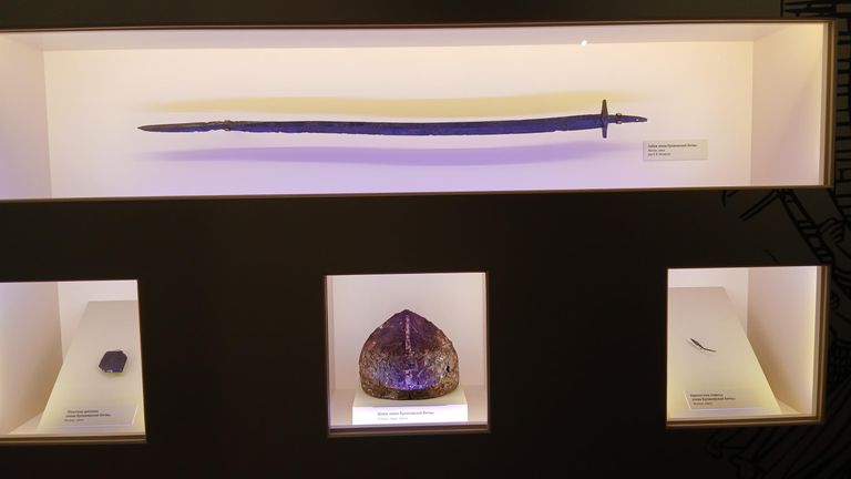 Сабля (сверху), пластина доспеха (слева), шлем (в центре), наконечник стрелы (справа) эпохи Куликовской битвы