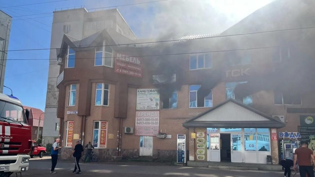 В Стерлитамаке из горящего ТЦ эвакуировали 17 человек
