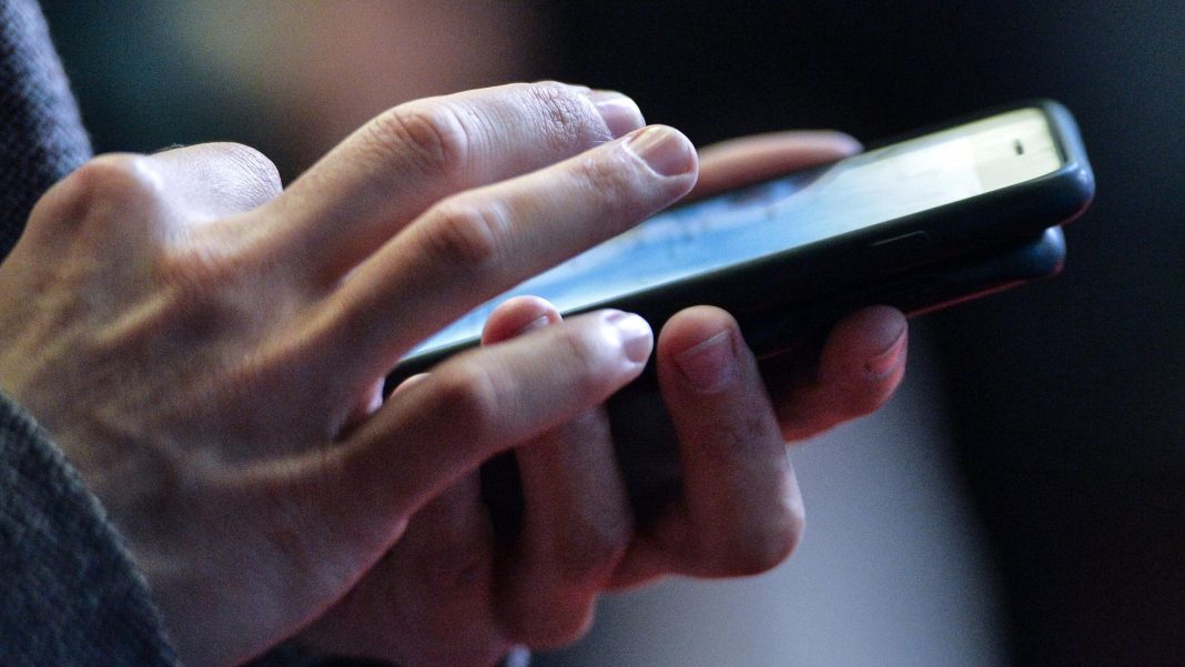 В МВД назвали правила, которые помогут защитить телефон от взлома