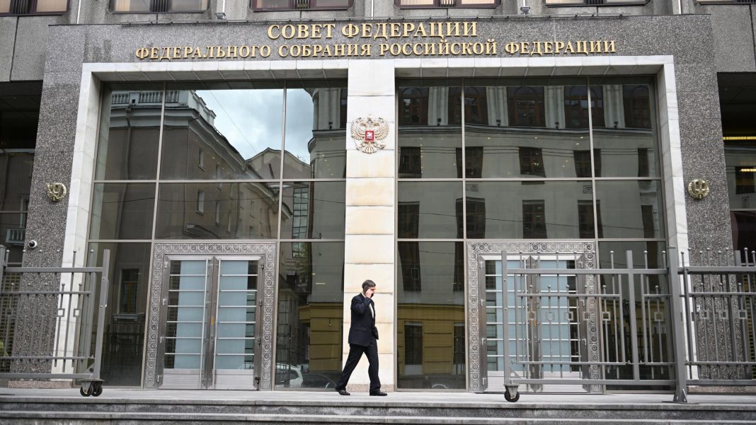 Совфед планирует пригласить Мантурова на «правительственный час»