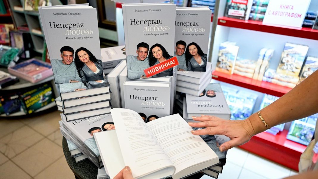 Роман Симоньян вторую неделю остается в топе продаж Московского дома книги