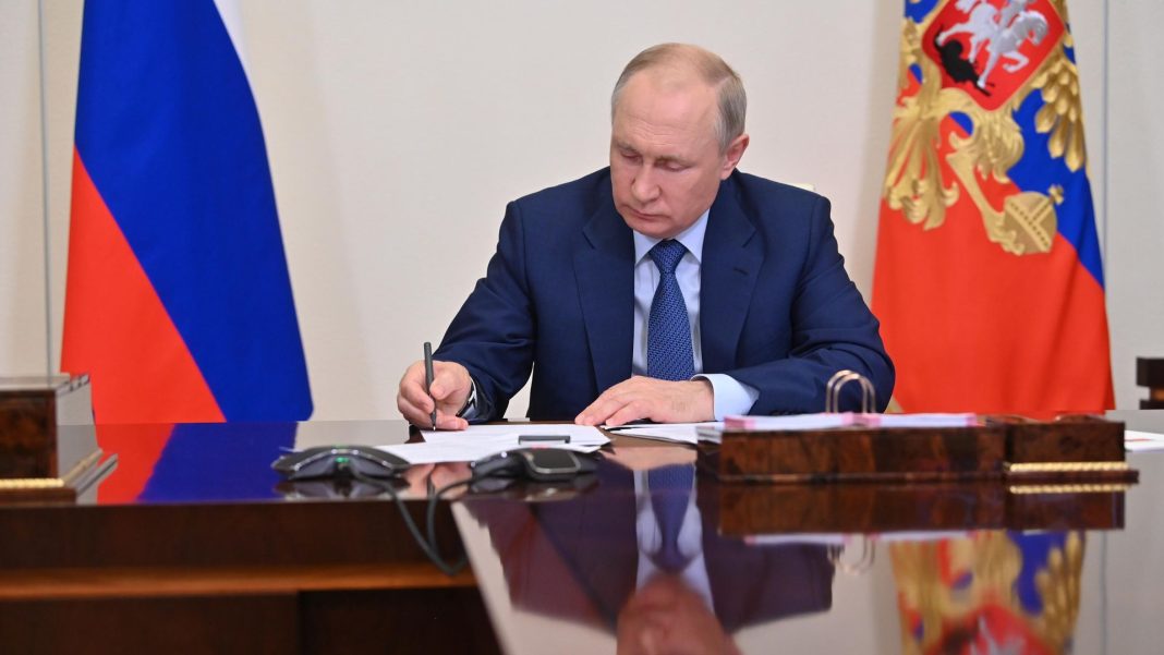 Путин наградил воспитательницу детсада из Оренбуржья, защитившую детей