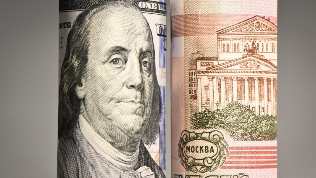 Рубль в сентябре вошел в пятерку самых подорожавших к доллару валют