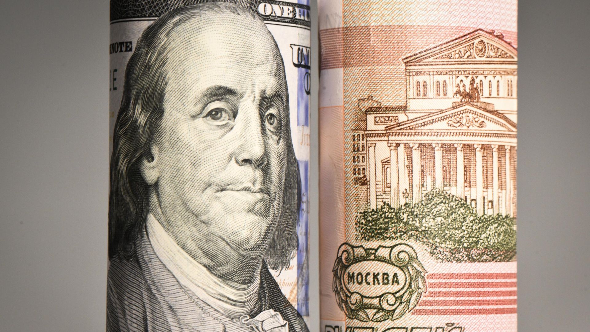 Денежные купюры Банка России и долларов США