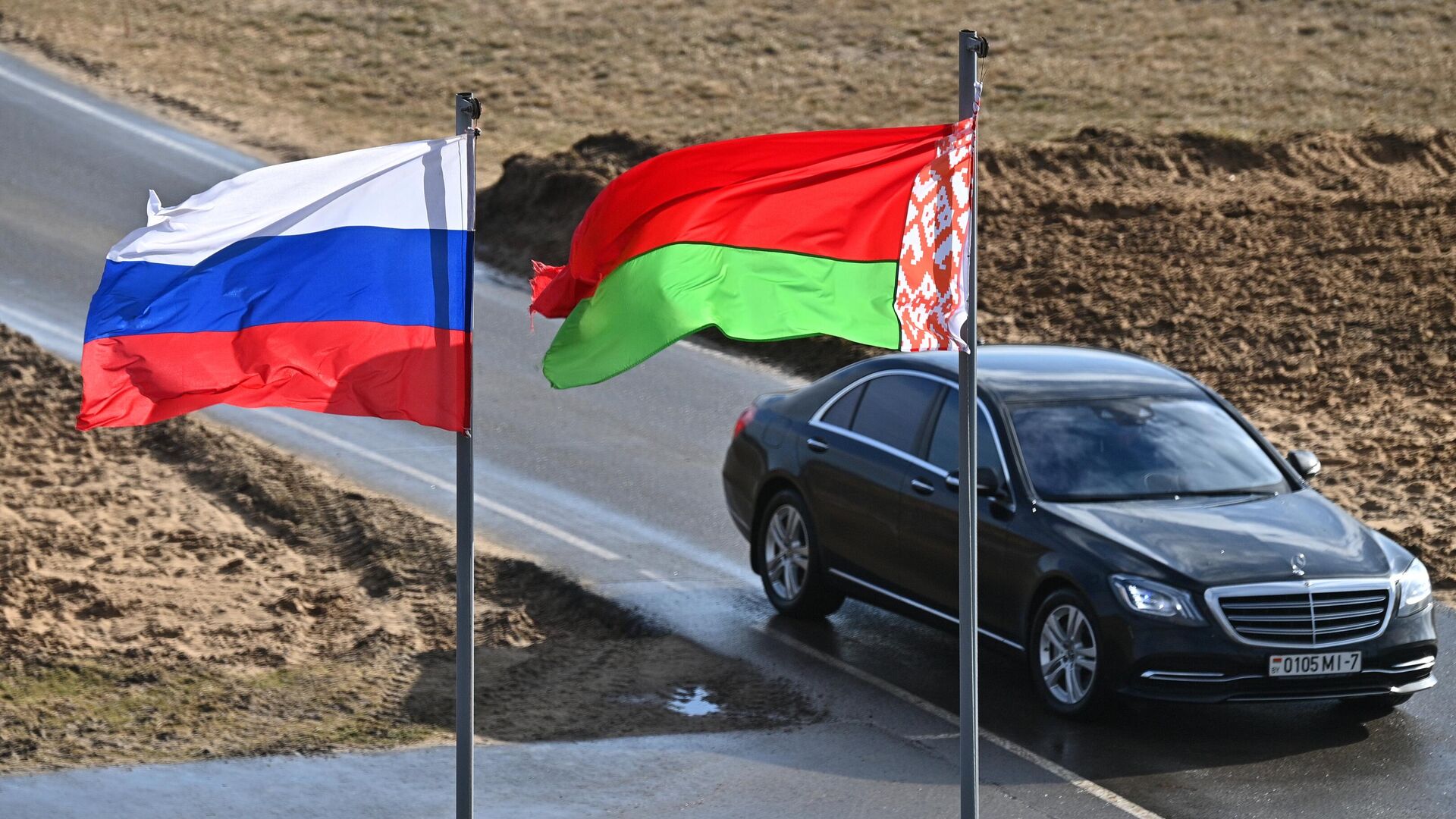 Flags of Russia and Belarus